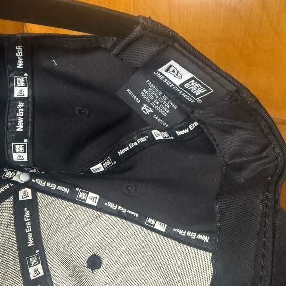 Chicago Bulls Snapback Hat – Black & White – New Era w/ Stickers – Good Cond - Picture 4 of 4